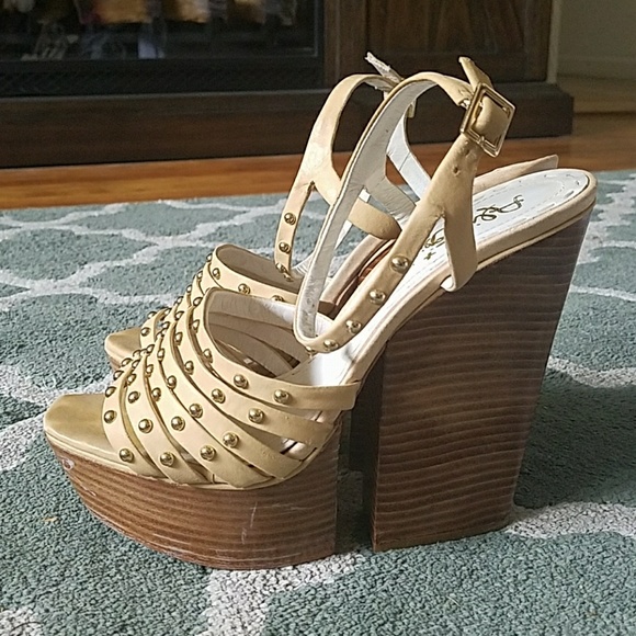 Alice + Olivia Shoes - ALICE & OLIVIA Beige Platform Wedges Sz 8 1/2
